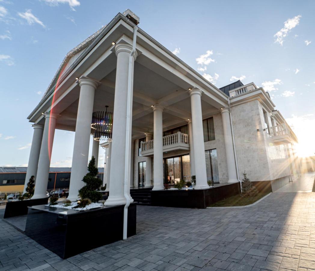 Caprice Complex Hotel Bacău Exterior foto